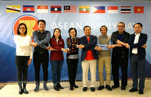 Các Đại sứ và Đại biện Đại sứ quán các nước ASEAN tại Moskva chụp ảnh kỷ niệm