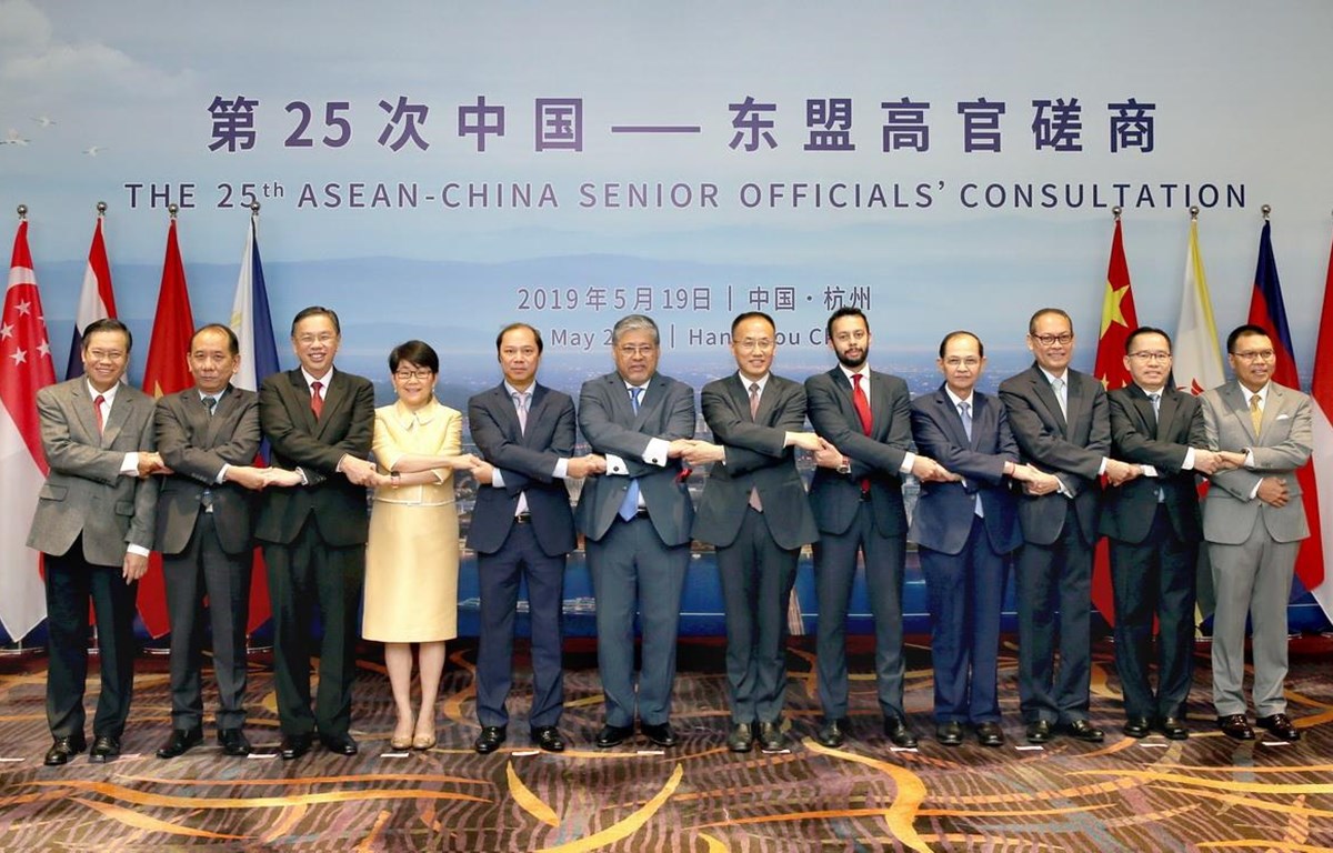 Các quan chức cấp cao ASEAN và Trung Quốc chụp hình chung.
