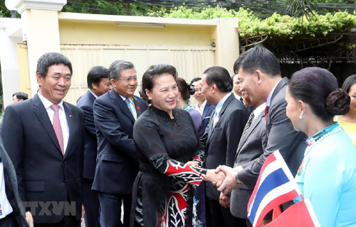 Chủ tịch Quốc hội gặp gỡ cộng đồng người Việt Nam tại Thái Lan