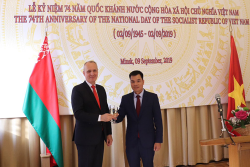 Thứ trưởng Ngoại giao Belarus Andrei Dapkiunas và Đại sứ Việt Nam tại Belarus Phạm Hải tại Lễ kỷ niệm.