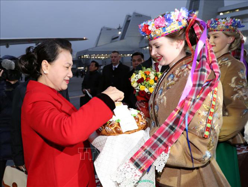 Quang cảnh lễ đón Chủ tịch Quốc hội Nguyễn Thị Kim Ngân tại sân bay quốc gia Minsk, Cộng hòa Belarus, ngày 12/12  (Ảnh: TTXVN)