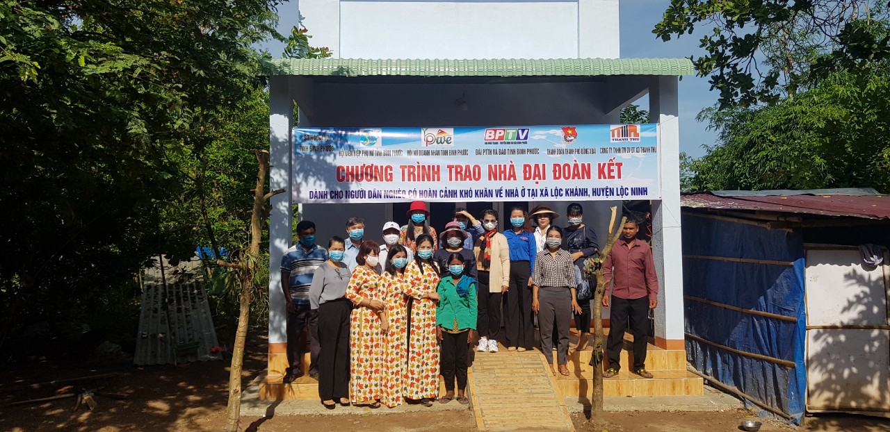 Đoàn trao tặng Nhà Đại đoàn kết tại xã Lộc Khánh, huyện Lộc Ninh