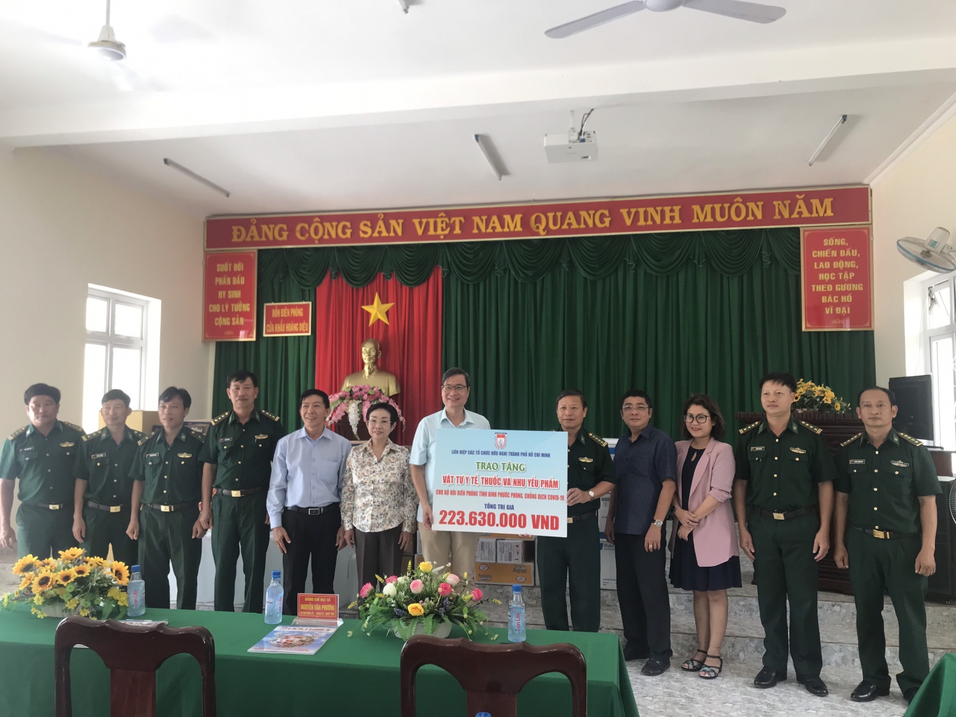 Chi đoàn, Công đoàn Sở Ngoại vụ tỉnh Bình Phước, Liên hiệp Các tổ chức hữu nghị thành phố Hồ Chí Minh đến thăm và tặng vật tư y tế cho bốn Đồn biên phòng trên địa bàn huyện Bù Đốp
