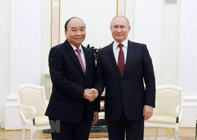 Tổng thống Nga Vladimir Putin đón Chủ tịch nước Nguyễn Xuân Phúc tại Moskva hiều 30/11/2021
