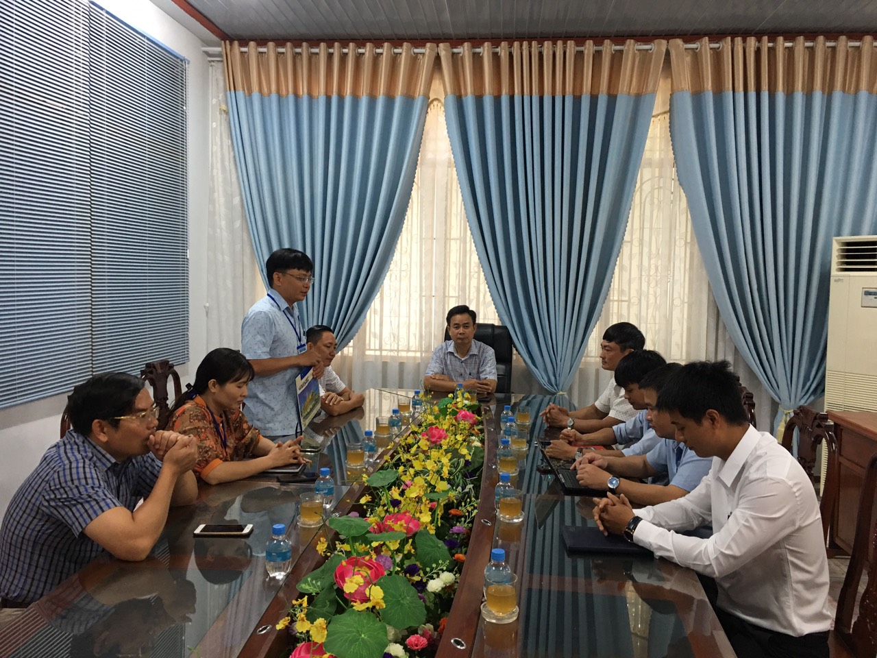 Đồng chí Trần Thanh Long – Chánh Văn phòng Sở công bố Quyết định điều động đồng chí Lê Văn Huy