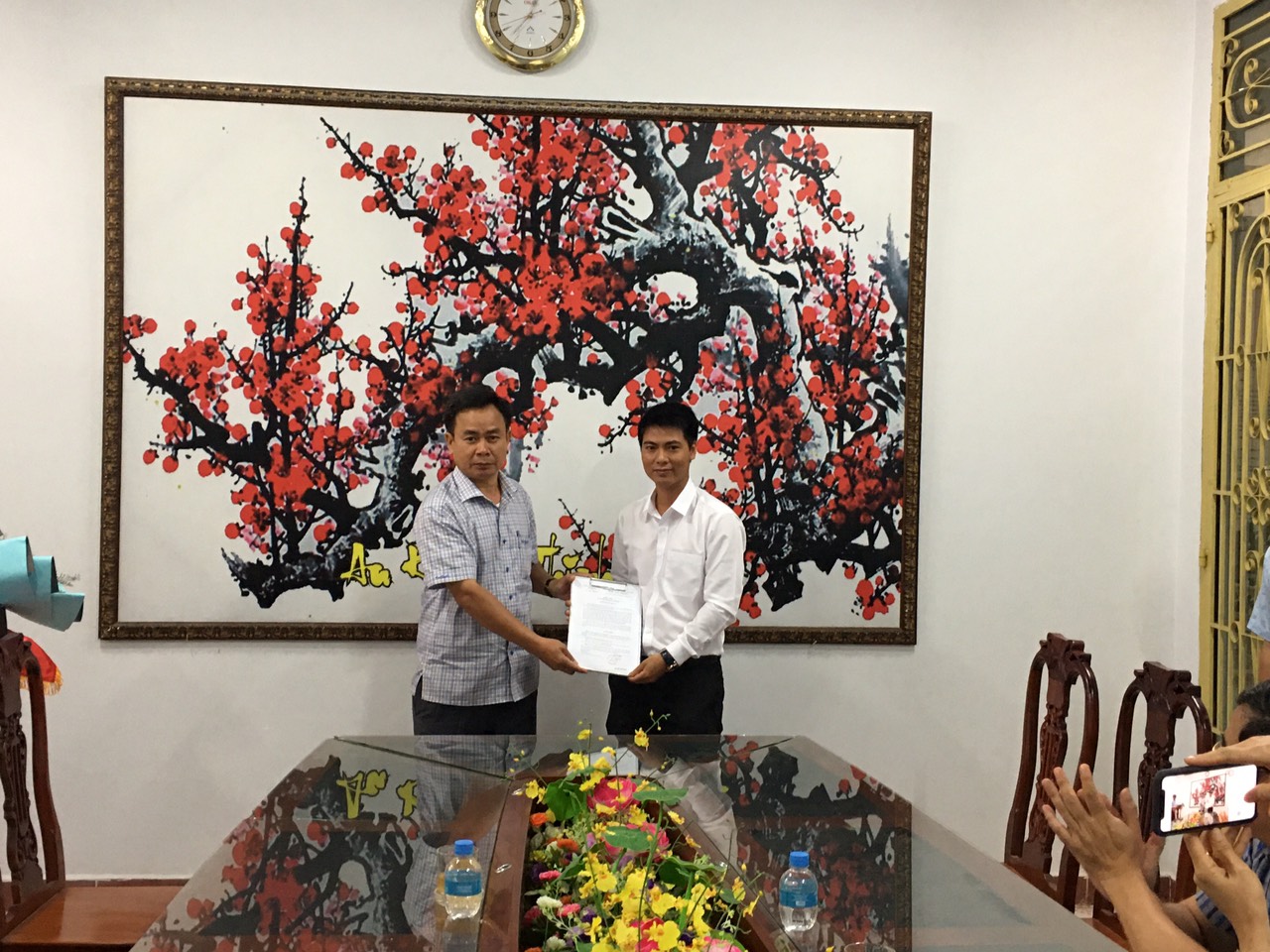 Đồng chí Lê Tiến Hiếu - Giám đốc Sở Tư pháp trao Quyết định cho đồng chí Lê Văn Huy