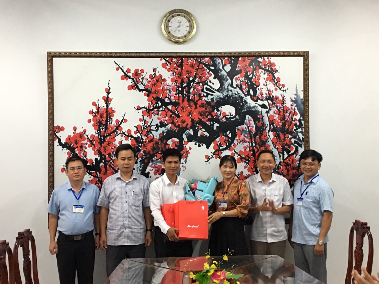 Ban Lãnh đạo Sở Tư pháp và các đồng chí Trưởng các Phòng tặng hoa và chúc mừng đồng chí Lê Văn Huy