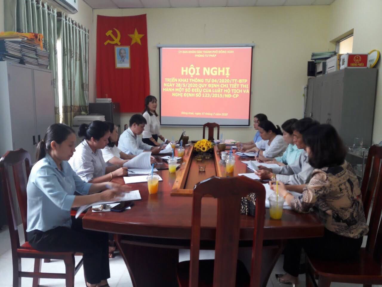 Đồng chí Nguyễn Thị Hạnh - Phó Trưởng Phòng Tư pháp thành phố Đồng Xoài phổ biến tại Hội nghị