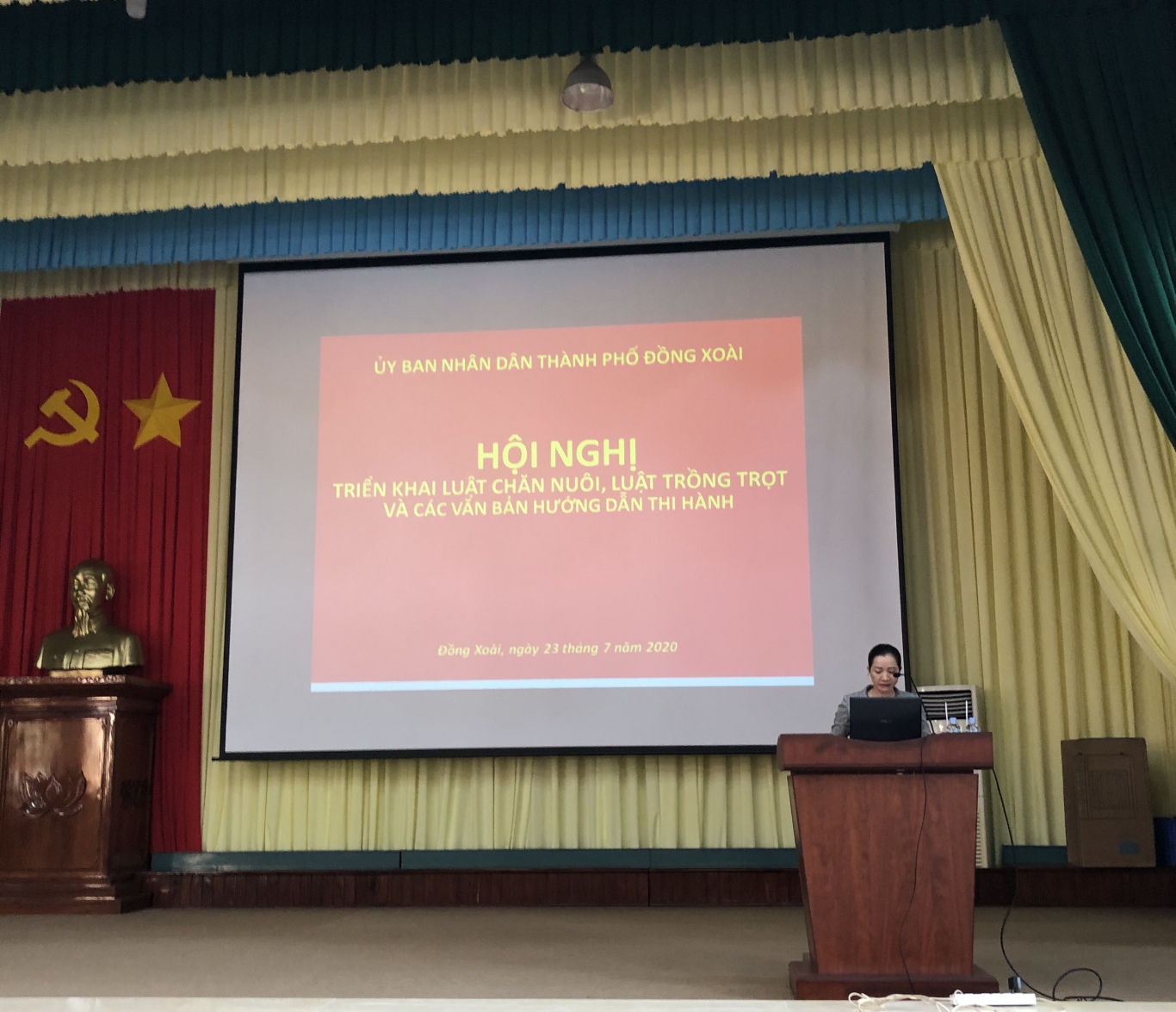 Đồng chí Bùi Thị MinhThúy - Phó Chủ tịch UBND thành phố Đồng Xoài phát biểu tại Hội nghị