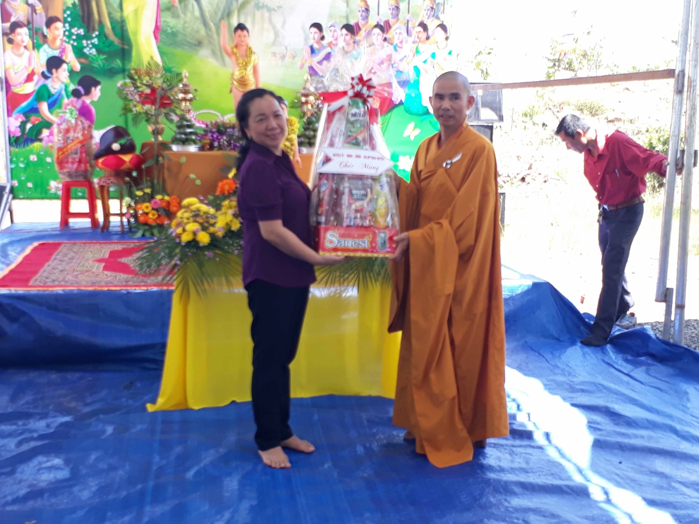 Bà Lương Thị Đằm   Phó trưởng phòng Nội vụ huyện được uỷ quyền trao quà cho chùa Đăng Pháp nhân ngày lễ Phật Đản
