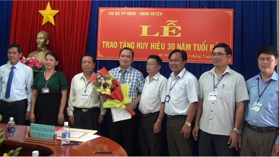 Bù Đăng: Tỉnh ủy viên, Bí thư Huyện ủy Huỳnh Hữu Thiết trao tặng huy hiệu 30 năm tuổi Đảng cho Chủ tịch UBND huyện Nguyễn Thanh Bình.