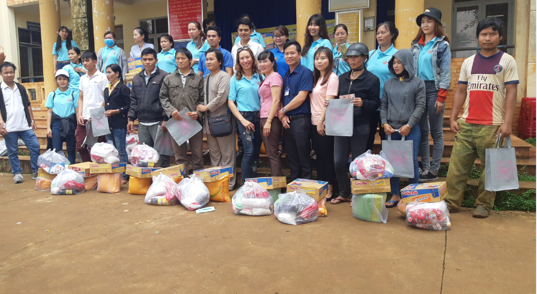 100 phần quà và 10 xe đạp đến với hộ đồng bào nghèo và các em học sinh nghèo vượt khó tại xã Phú Sơn.