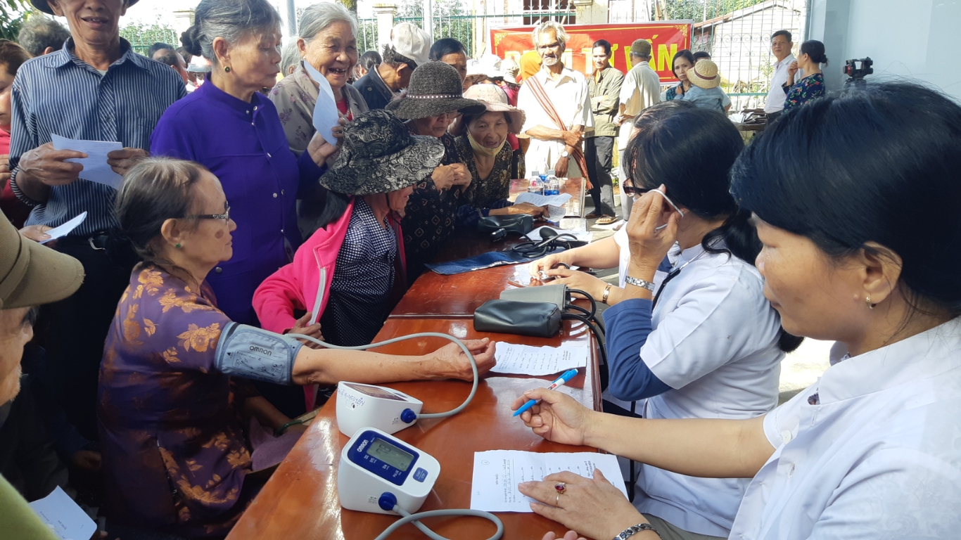 700 bà con hộ nghèo, đồng bào thiểu số được khám bệnh, phát thuốc miễn phí tại xã Phú Sơn.