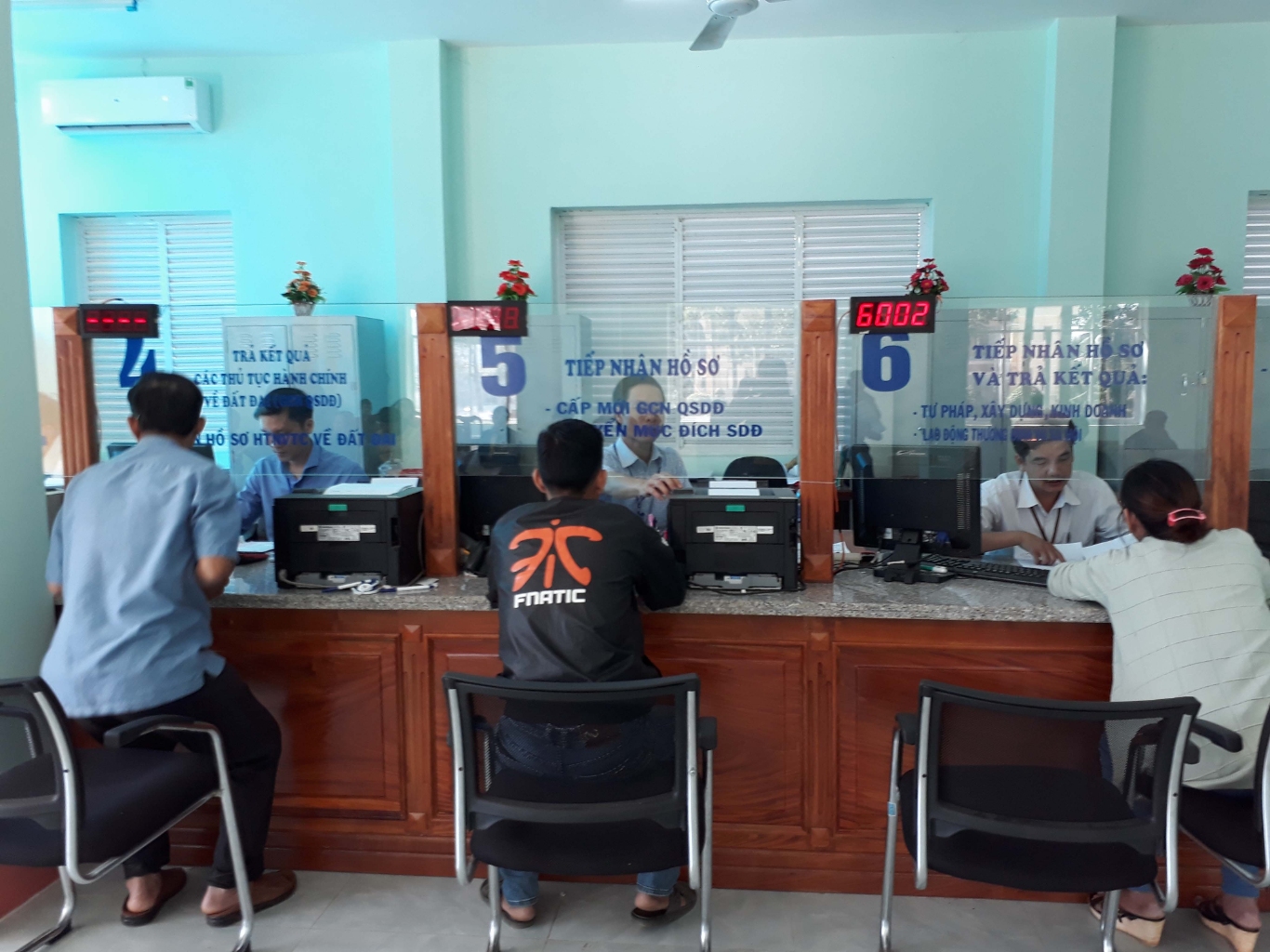 Công dân thực hiện các Thủ tục Hành Chính tại bộ phận một cửa UBND huyện