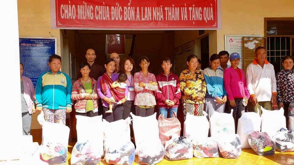 Bù Đăng: Chùa Đức Bổn A Lan Nhã tặng quà cho 200 hộ nghèo, đồng bào dân tộc thiểu số xã Phước Sơn và xã Đăng Hà.