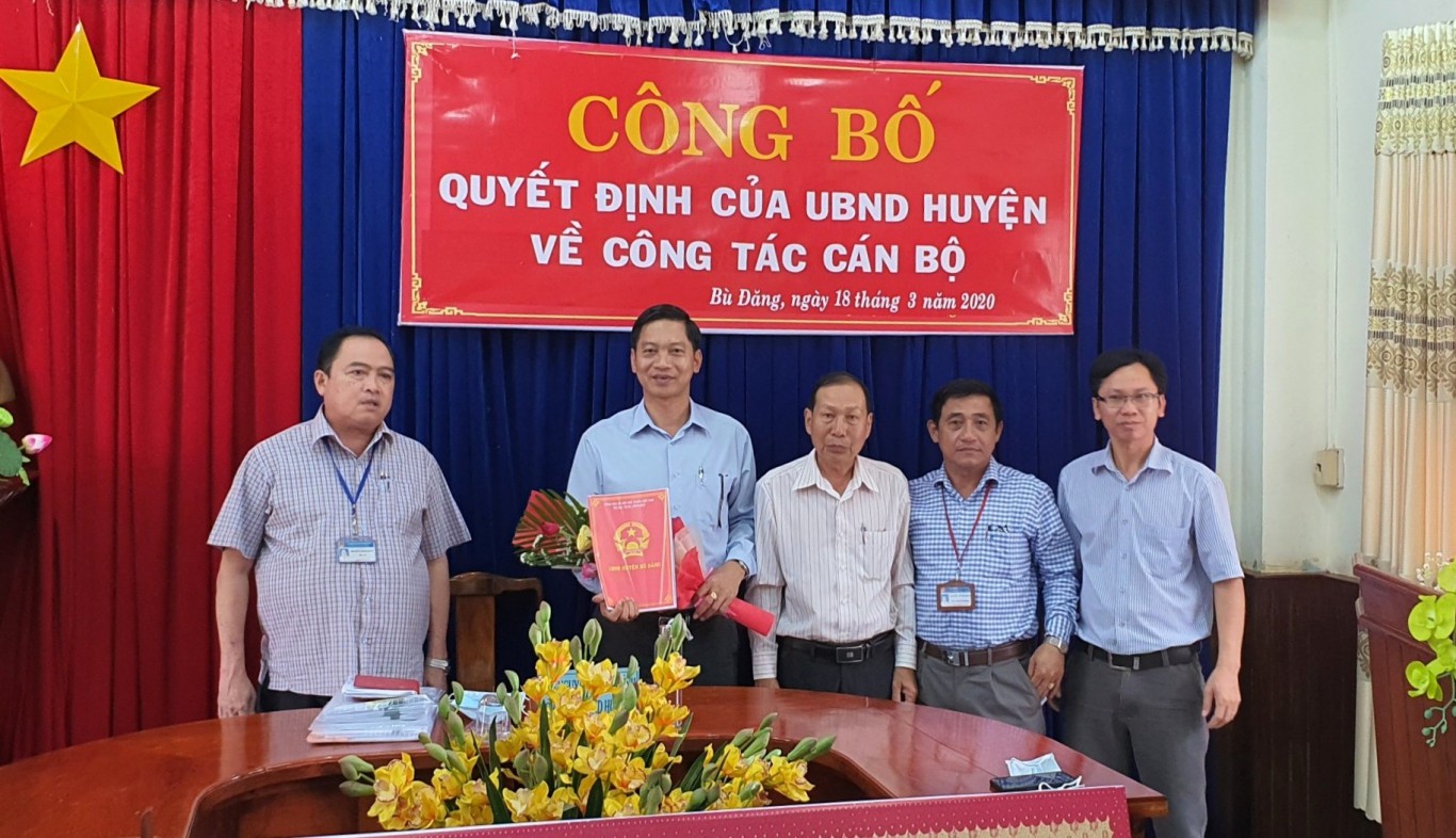 Chủ tịch UBND huyện Nguyễn Thanh Bình chủ trì trao Quyết định bổ nhiệm cán bộ.