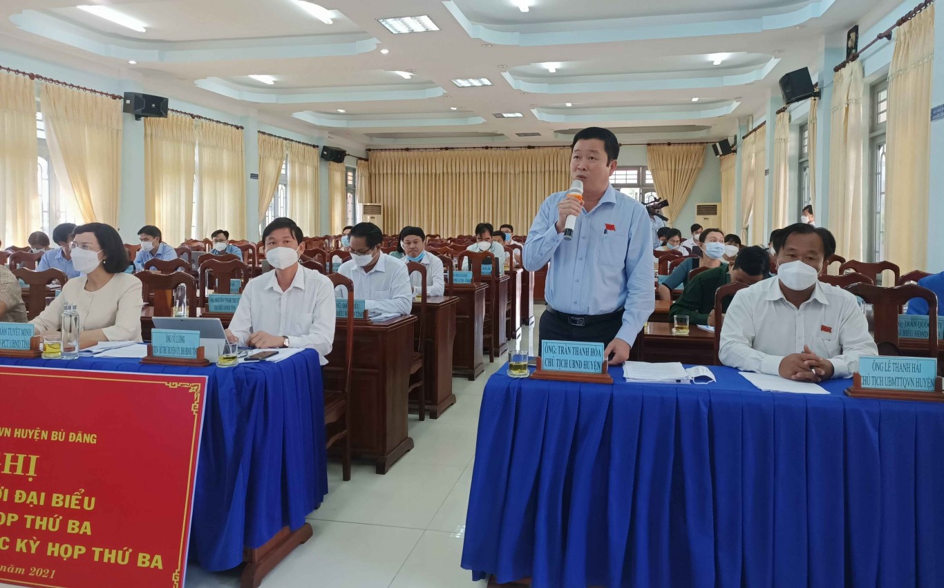 Phó Bí thư huyện ủy Chủ tịch UBND huyện Trần Thanh Hòa giải trình, trao đổi các ý kiến cử tri thuộc thẩm quyền UBND huyện