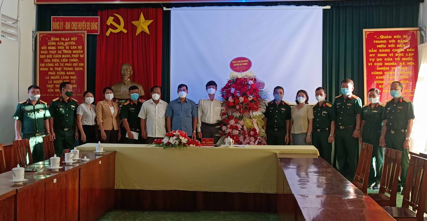 Lãnh đạo Huyện ủy   HĐND   UBND huyện Bù Đăng tặng hoa chúc mừng Cán bộ, chiến sĩ Ban chỉ huy Quân sự huyện
