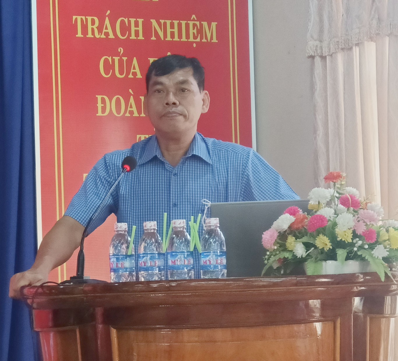 Phó Bí thư huyện ủy Bù Đăng Nguyễn Tấn Hồng dự và phát biểu tại lể khai giảng