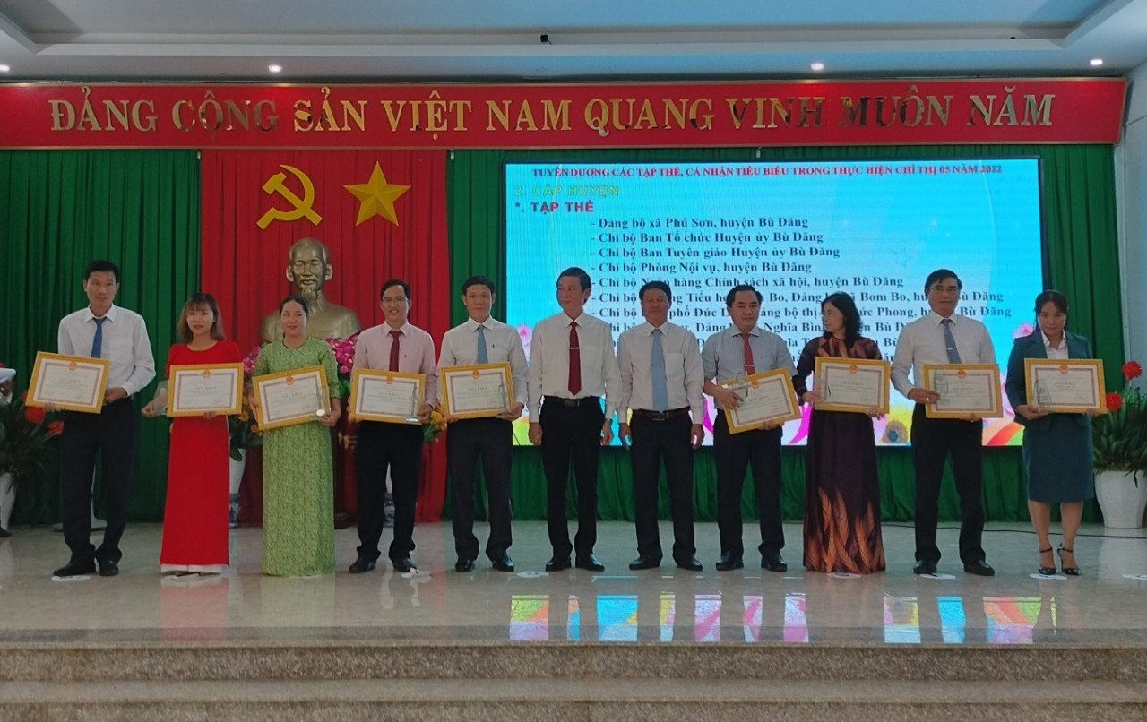 hi bộ Ngân hàng Chính sách xã hội huyện vinh dự nhận giấy khen điển hình trong học tập và làm theo tư tưởng, đạo đức, phong cách Hồ Chí Minh