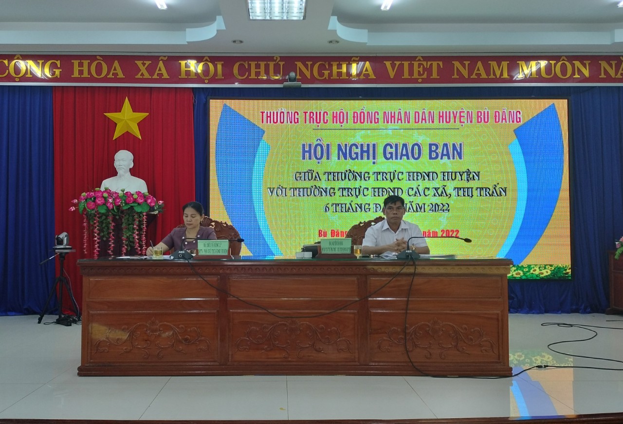 Phó Bí thư Huyện ủy   Chủ tịch HĐND huyện Nguyễn Tấn Hồng chủ trì Hội nghị