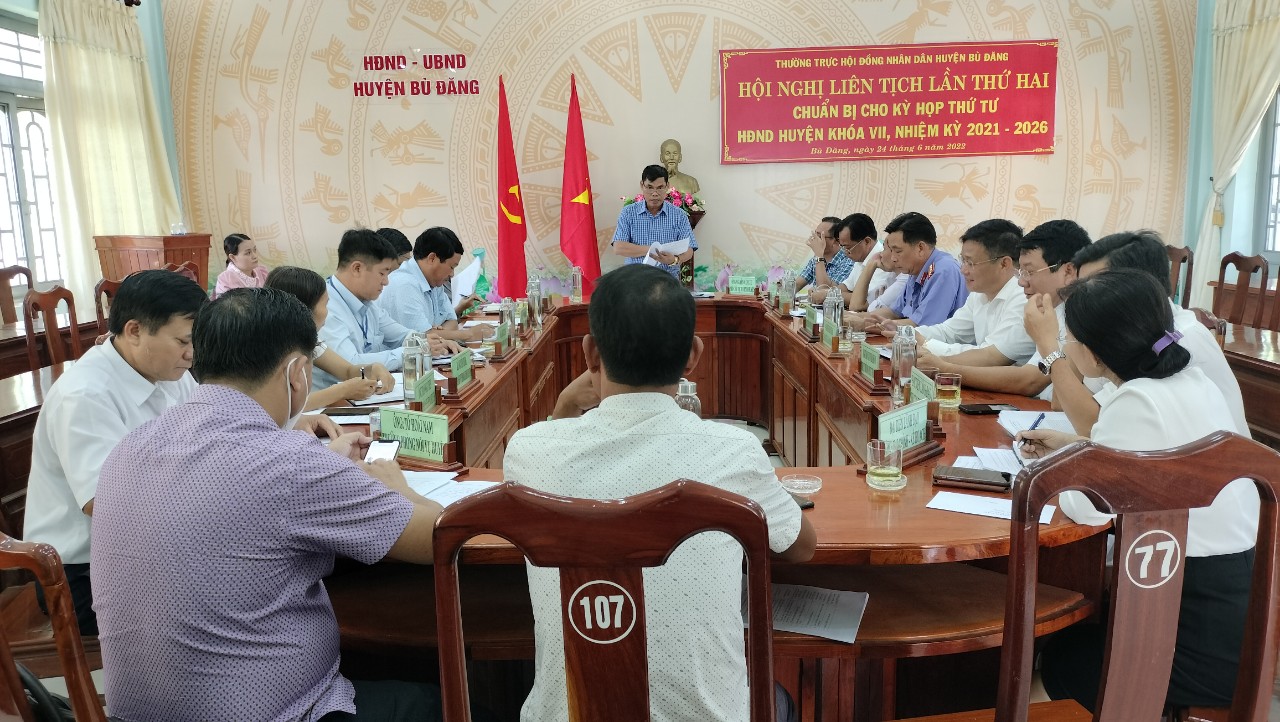 Phó Bí thư huyện ủy   Chủ tịch HĐND huyện Nguyễn Tấn Hồng phát biểu tại Hội nghị