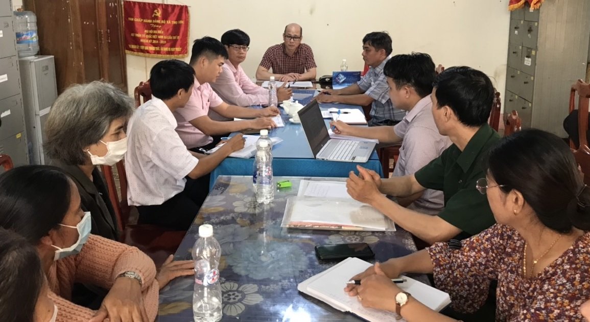 Đồng chí Bùi Huy Thọ - Giám đốc Ngân hàng nhà nước chi nhánh tỉnh Bình Phước - thành viên Ban đại diện HĐQT NHCSXH tỉnh làm việc tại xã Thọ Sơn