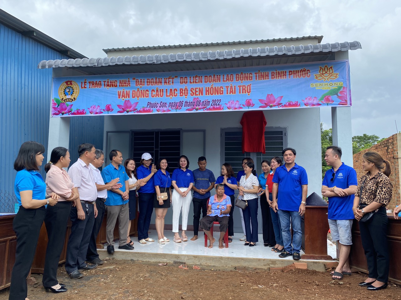 LĐLĐ tỉnh Bình Phước trao tặng nhà Đại Đoàn kết cho hộ nghèo xã Phước Sơn huyện Bù Đăng.