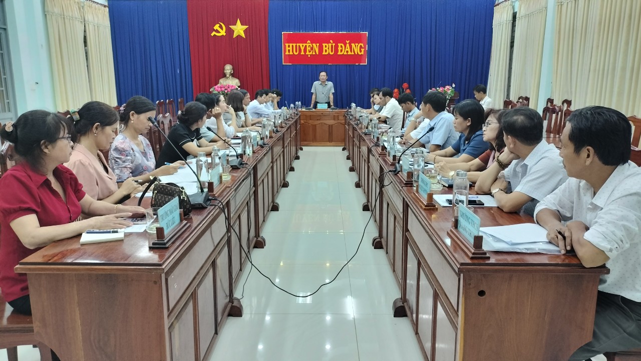 UVBTV. Phó chủ tịch UBND huyện Nguyễn Văn Lưu chủ trì họp nghe báo cáo về việc thực hiện xây dựng trường đạt chuẩn Quốc gia năm 2022.