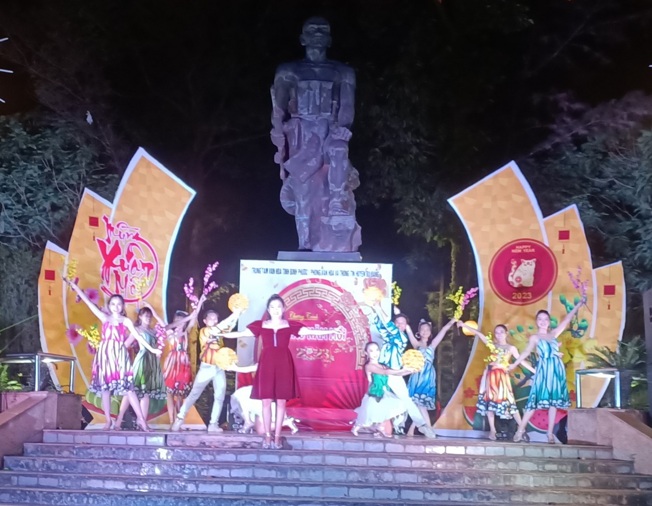 Trung tâm Văn hóa tỉnh Bình Phước phối hợp Phòng Văn hóa và Thông tin huyện Bù Đăng tổ chức chương trình biểu diễn nghệ thuật với chủ đề  “Chào năm mới 2023”.