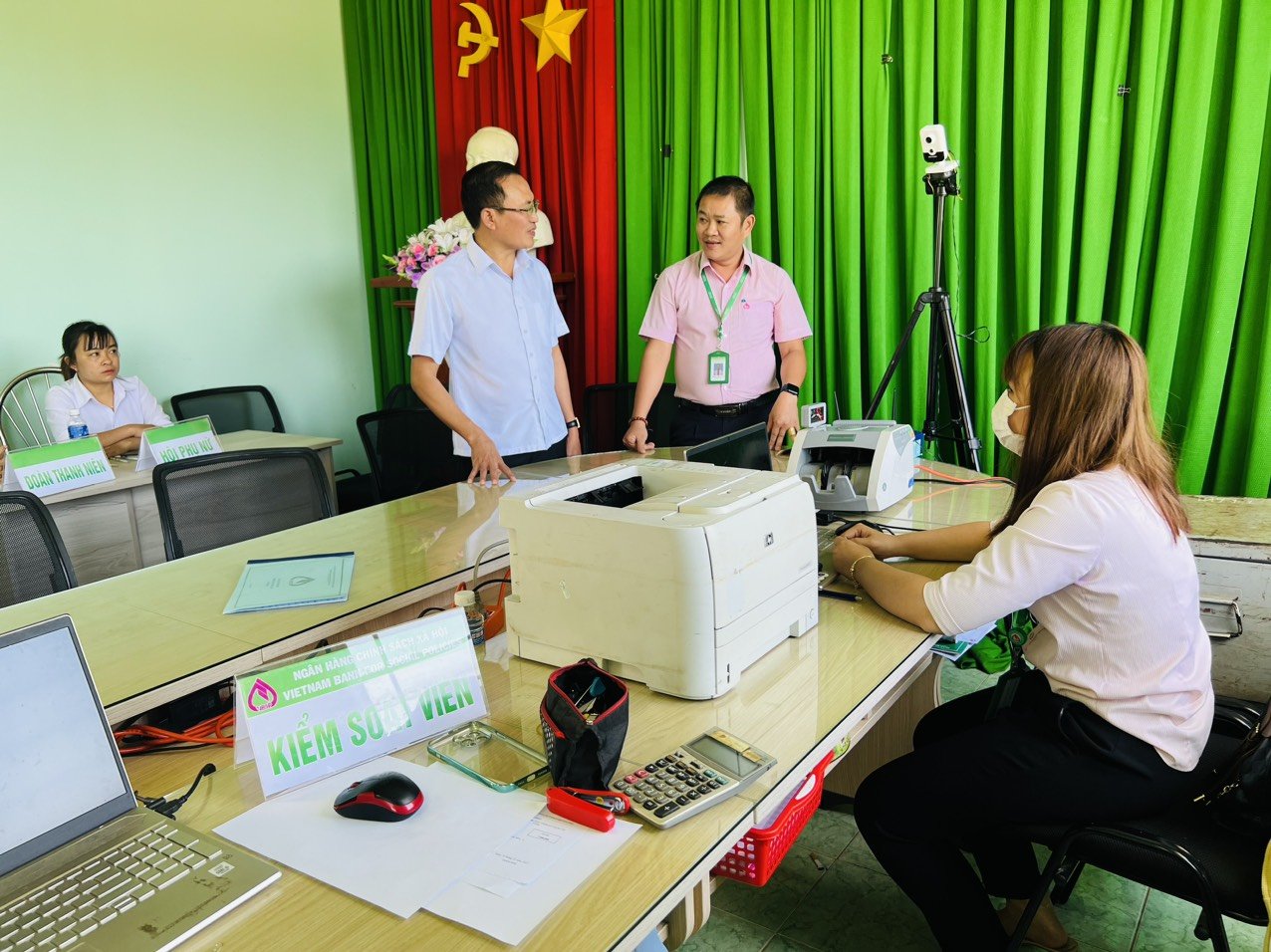 Đồng chí Nguyễn Văn Lưu - UVBTV, PCT UBND huyện – Trưởng Ban đại diện nắm tình hình hoạt động tại điểm Giao dịch xã Đăng Hà.