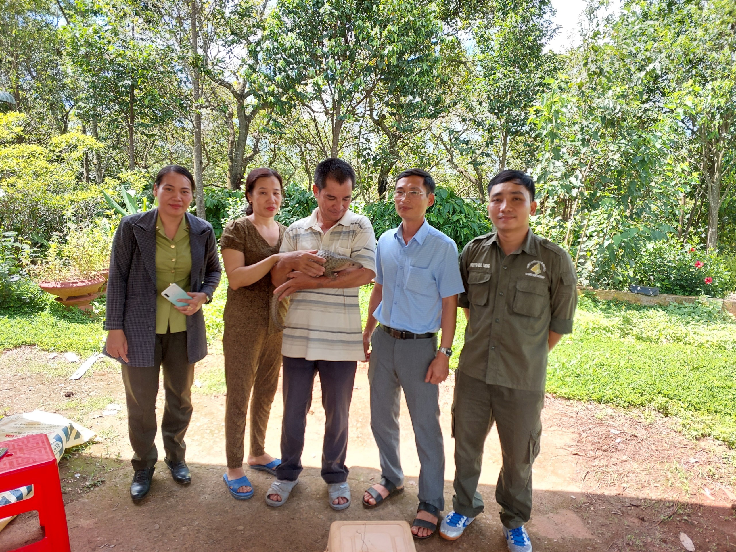 Bù Đăng: Người dân tự nguyện bàn giao cá thể Tê tê Java để thả về môi trường tự nhiên.