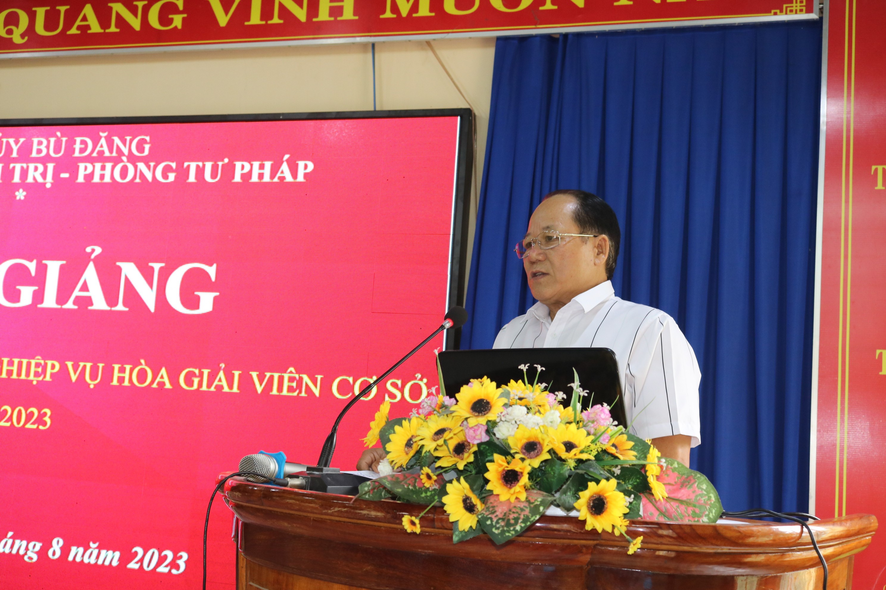 Ông Nguyễn Minh Tưởng Phó trưởng phòng Tư pháp huyện  phát biểu tại buổi tập huấn
