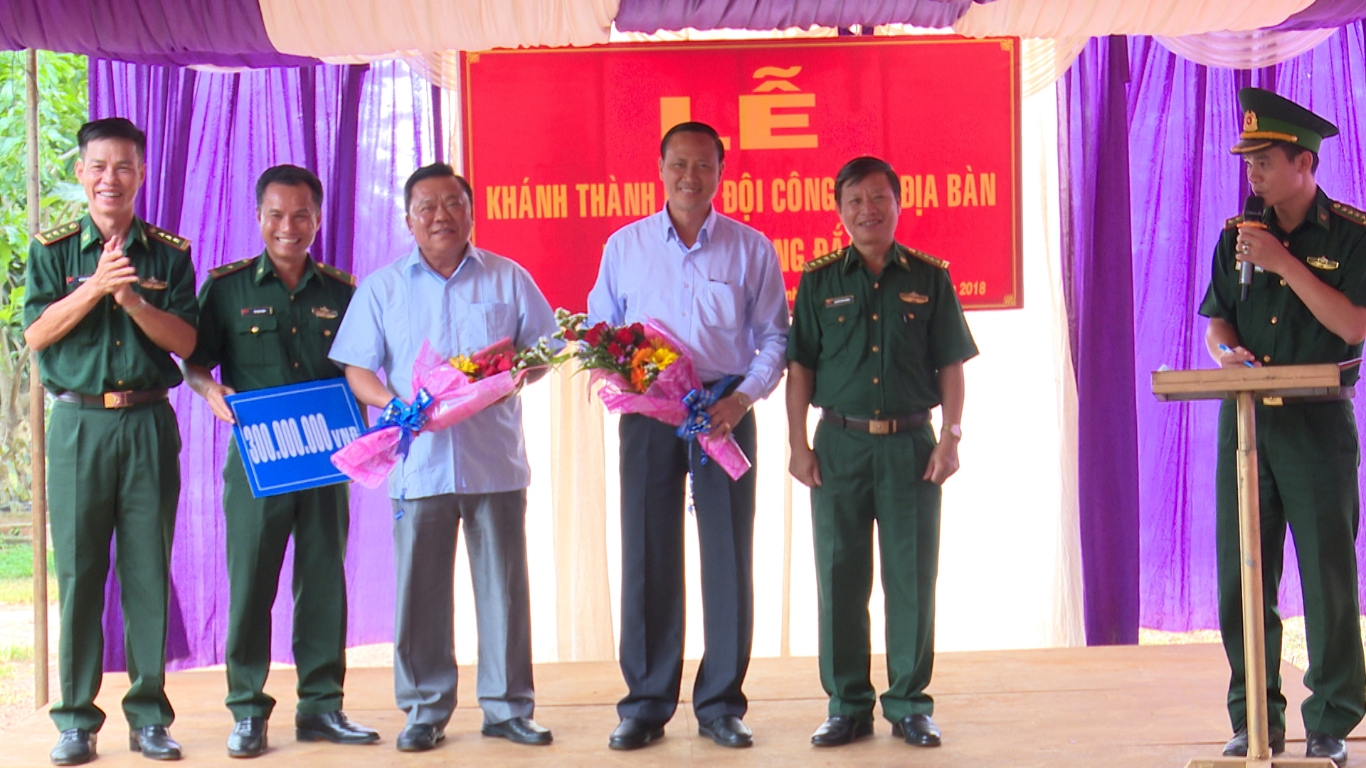 Lãnh đạo huyện Bù Gia Mập và BCH bộ đội Biên phòng tỉnh trao tặng tiền hỗ trợ và hoa chúc mừng chỉ huy đồn Biên phòng Đăk Ơ