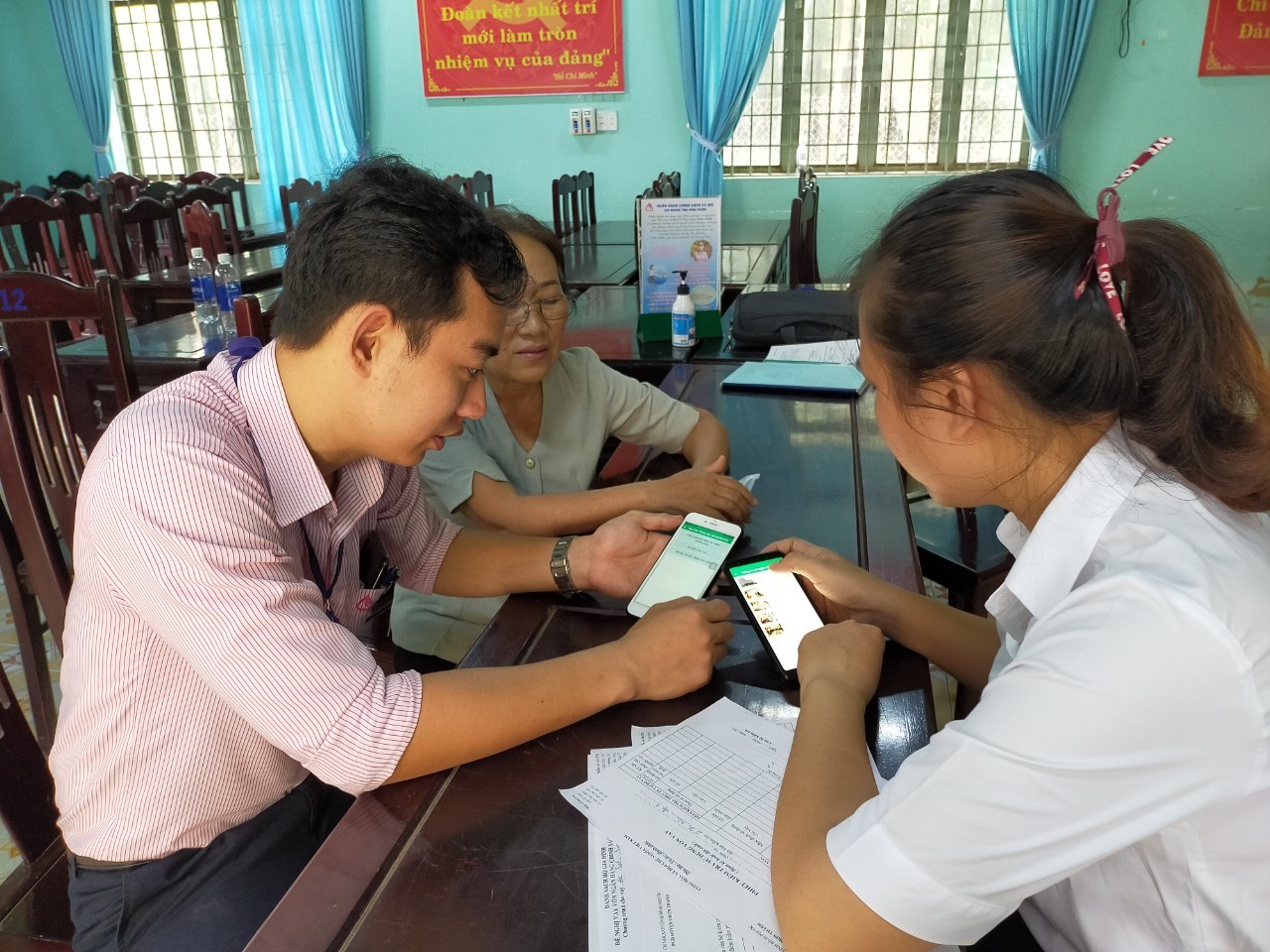 Phòng giao dịch NHCSXH huyện Chơn Thành hướng dẫn cài đặt và sử dụng ứng dụng NHCSXH-GDTC trên điện thoại di động Smartphone.