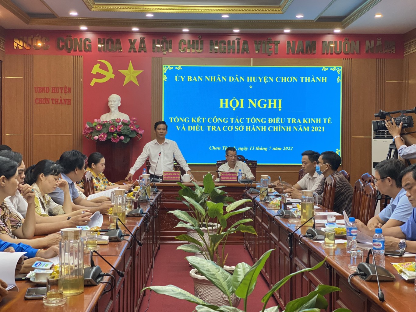 Ông Dương Hoài Pha - Phó Chủ tịch UBND huyện, Trưởng Ban Chỉ đạo Tổng điều tra kinh tế và điều tra cơ sở hành chính huyện chủ trì hội nghị