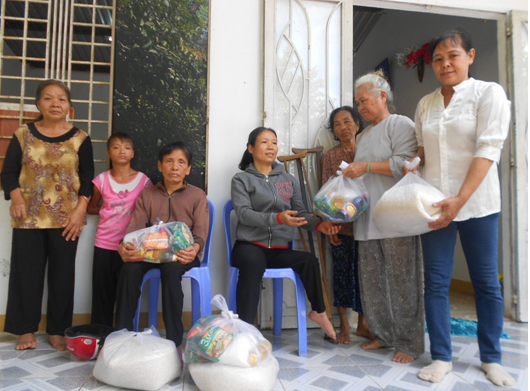 Hội NTT-TMC-BNN Đồng Phú trao quà cho bệnh nhân nghèo