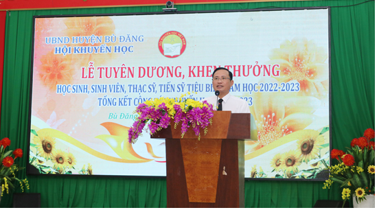 UVTV, Phó chủ tịch UBND huyện kiêm chủ tịch Hội khuyến học huyện Nguyễn Văn Lưu phát biểu khai mạc buổi lễ