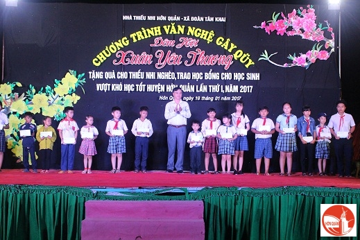 Đ/c Vũ Long Sơn - UV BTV Huyện ủy - PCT UBND huyện trao tặng quà cho các em thiếu nhi.