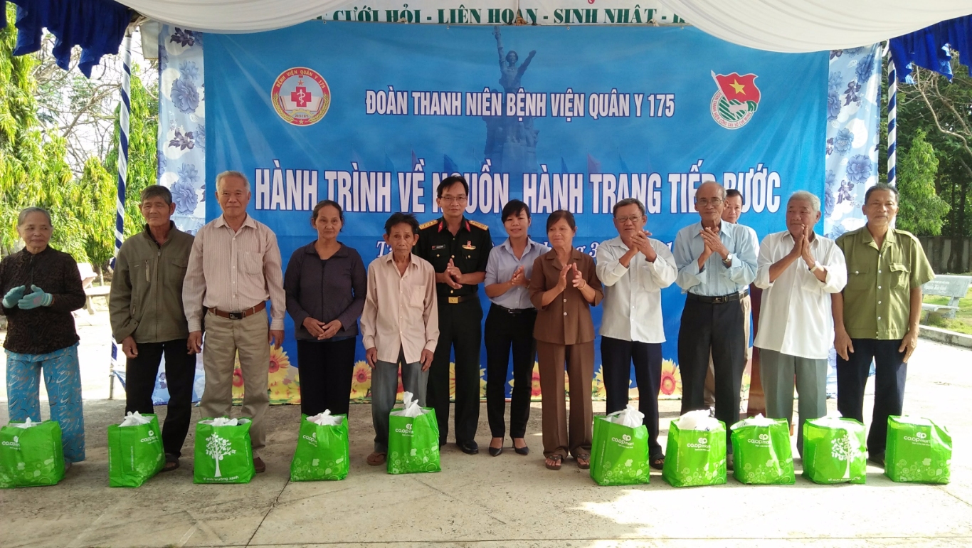 Đại tá Dương Văn Thanh cùng lãnh đạo xã Tân Khai trao tặng quà cho các hộ nghèo, gia đình chính sách.
