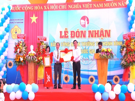 ông Lê Hải Đăng – Phó Giám đốc Sở GD&ĐT tỉnh đã thừa ủy quyền của Chủ tịch UBND tỉnh trao bằng công nhận trường đạt chuẩn Quốc gia cấp độ 1 cho Trường Tiểu học Thanh Bình.