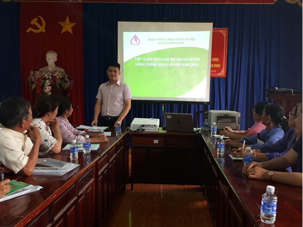 Ông Trương Thắng Hùng  – cán bộ Ngân hàng Chính sách xã hội huyện thực hiện tập huấn tại thị trấn Tân Khai
