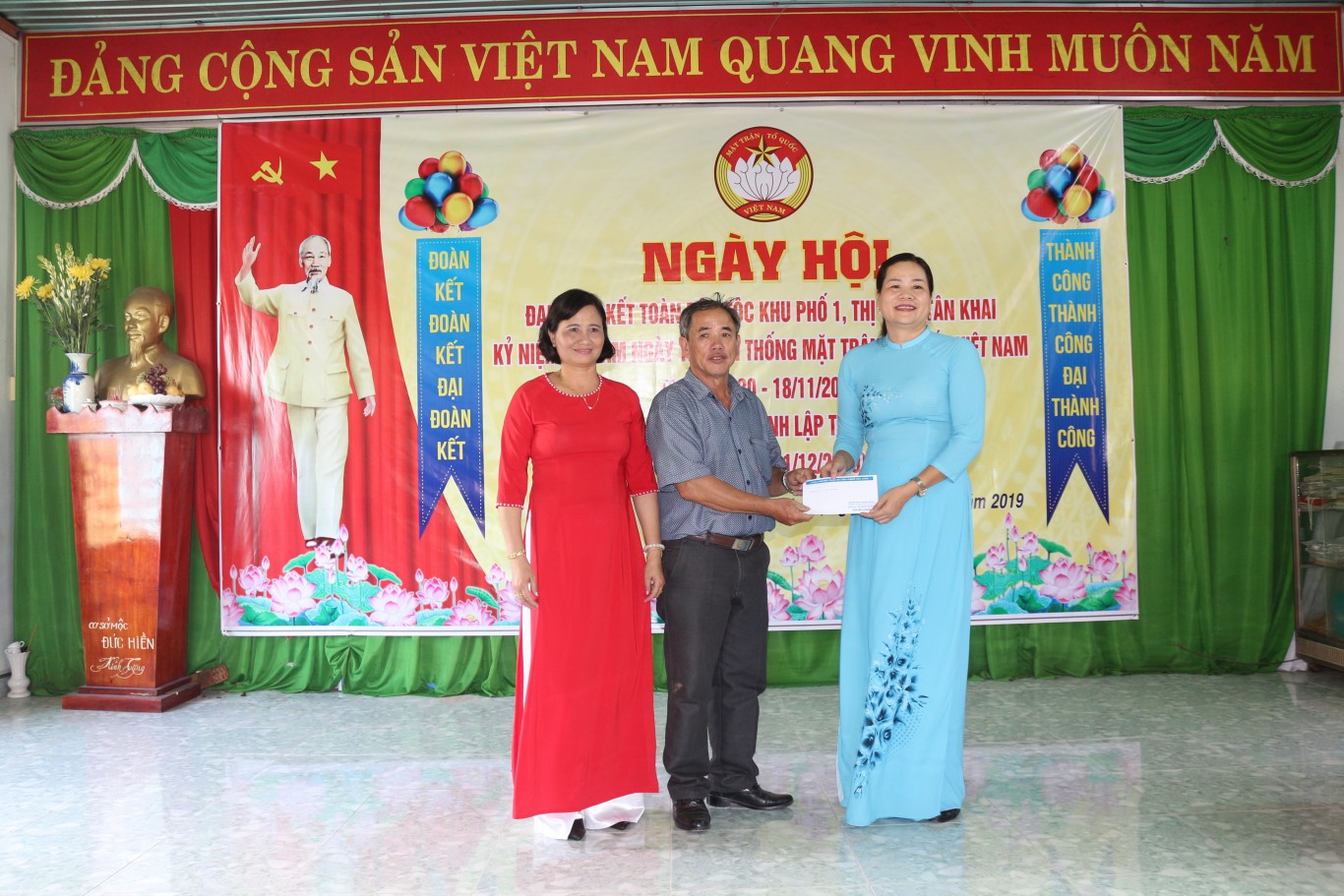 Bà Trịnh Thanh Triều, Ủy viên BTV, Trưởng Ban dân vận, Chủ tịch UBMTTQVN huyện chung vui và có phần quà tặng khu phố 1 nhân ngày hội.