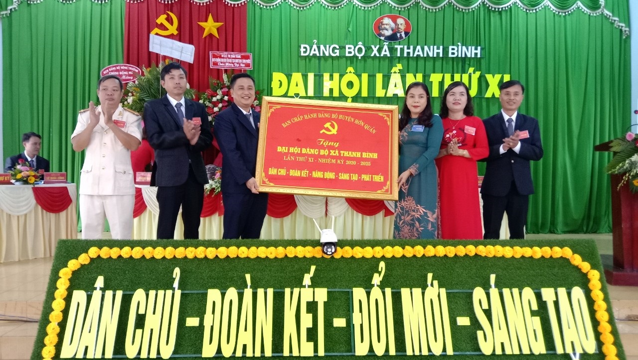 Bí thư Huyện ủy Hớn Quản, Nguyễn Thị Xuân Hòa tặng bức chướng chúc mừng đại hội xã Thanh Bình
