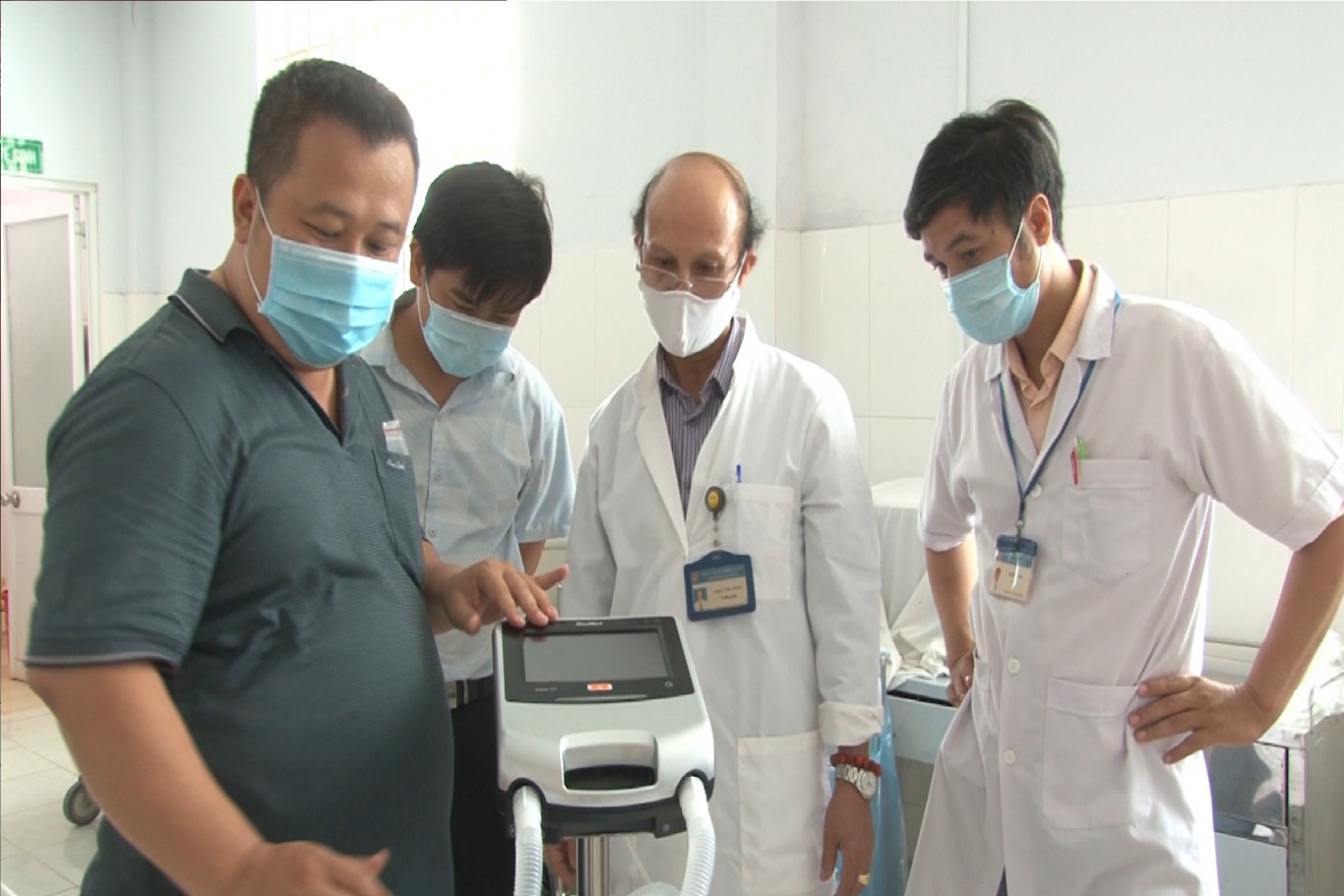 Công ty MTV Nông sản Quỳnh Trung tặng máy thở cho Trung tâm y tế huyện phòng chống dịch Covid -19
