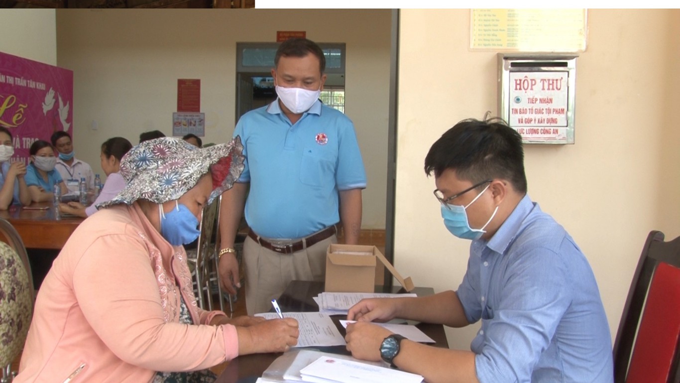 Người bán vé số trên địa bàn thị trấn Tân Khai nhận tiền hỗ trợ