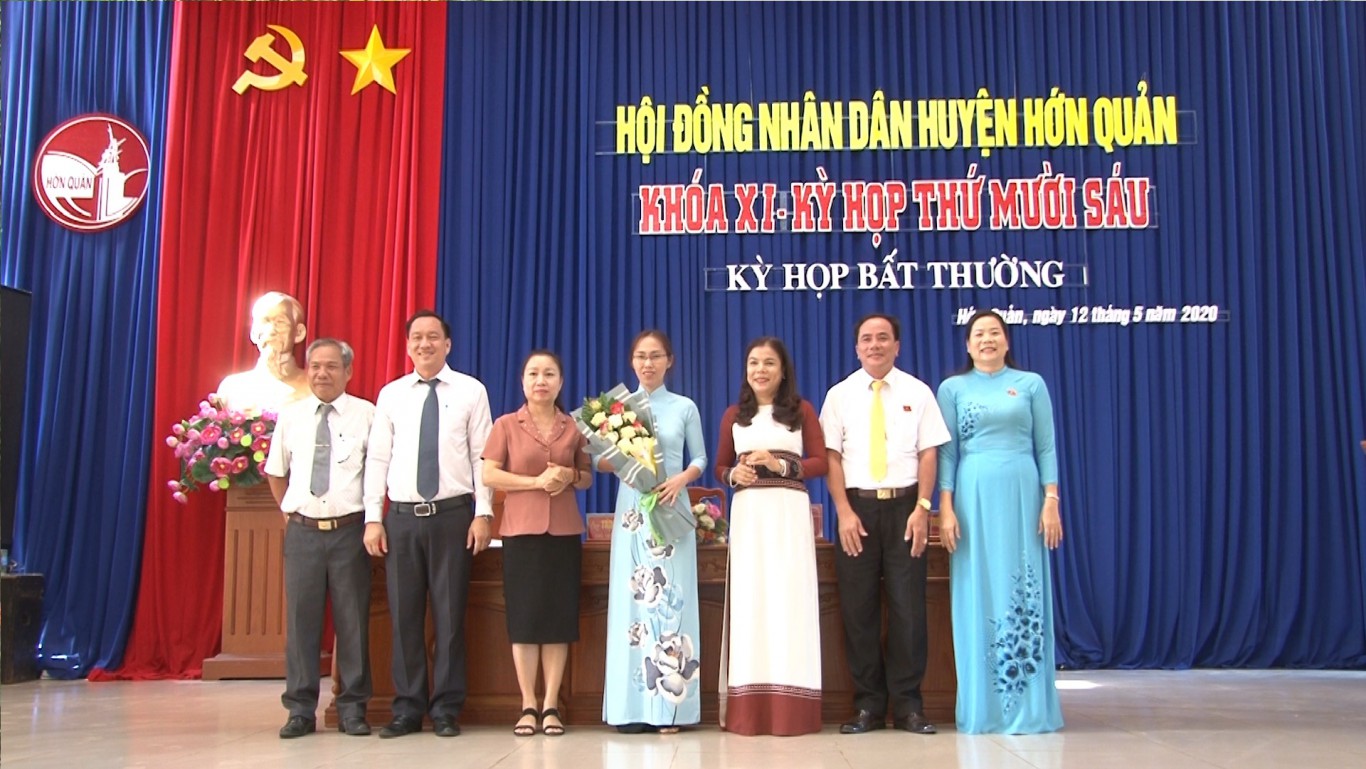 bà Phan Thị Kim Oanh, Phó Bí thư Huyện ủy - Tân Chủ tịch UBND huyện Hớn Quản (cầm hoa đứng giữa)