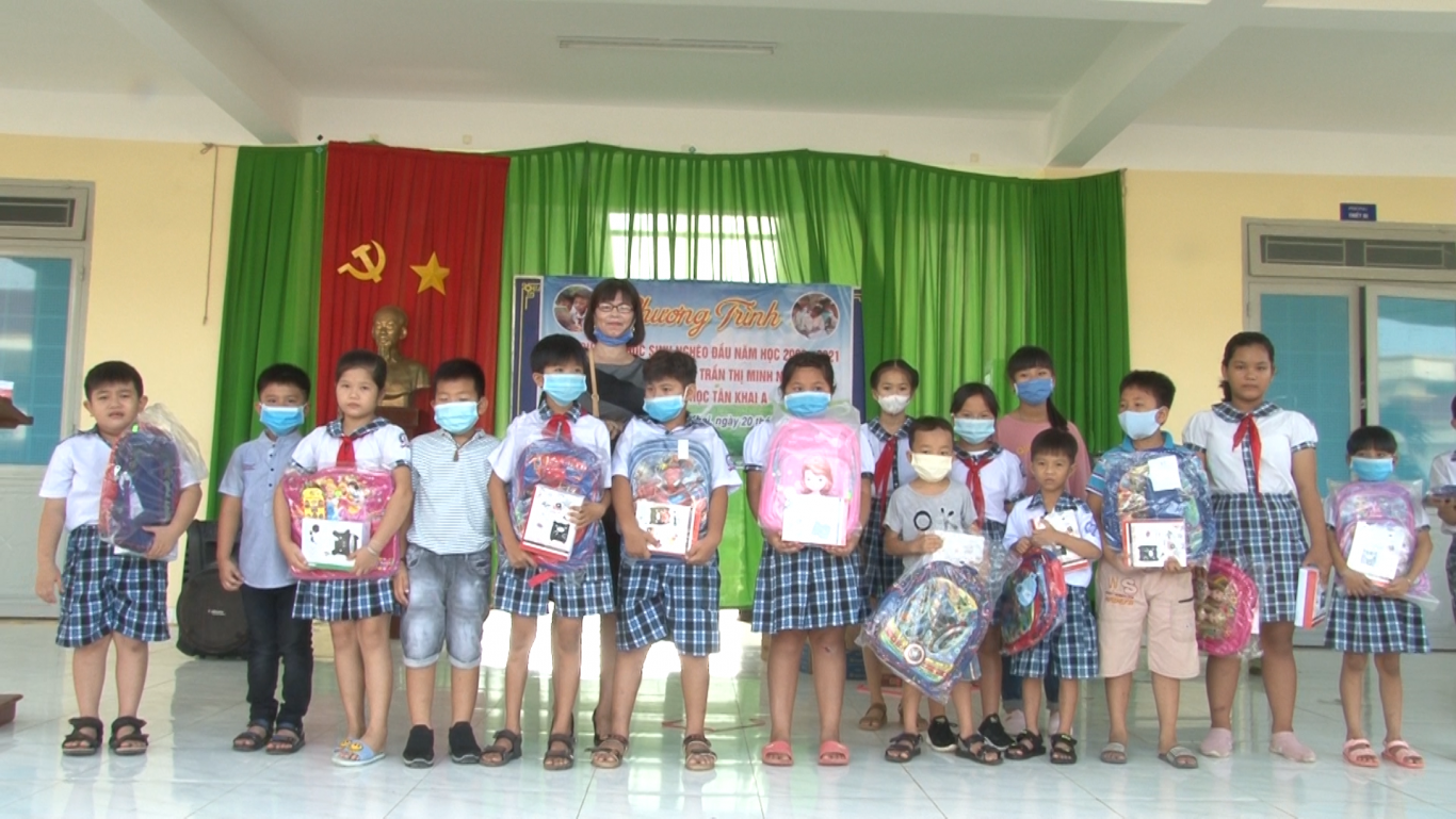 Cô Trần Minh Nguyệt, Chủ tịch Công đoàn Trường tiểu học Tân Khai B vận động 120 phần quà trao cho học sinh nghèo