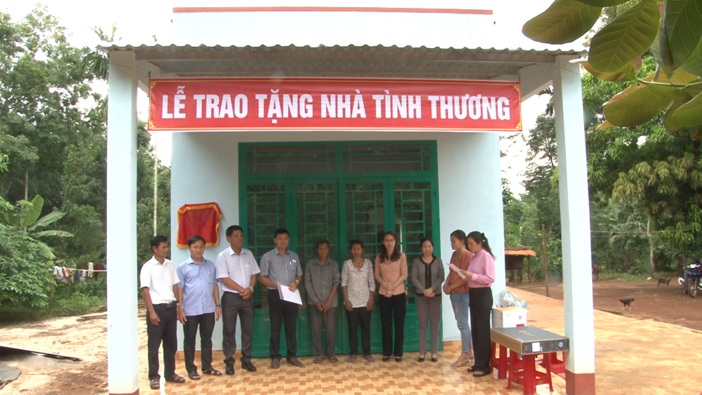 Bà Phan Thị Kim Oanh, Chủ tịch UBND huyện dự và trao nhà tình thương cho hộ ông Điểu Thích