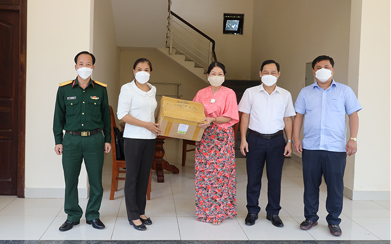 Bí thư Huyện ủy Nguyễn Thị Xuân Hòa, tiếp nhận 50 túi thuốc điều trị F0 tại nhà